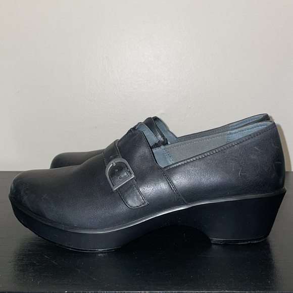 Dansko Tamara Black Leather Clogs with accent buckle.  Size 40 EU or 10-10.5 US. - Picture 2 of 14